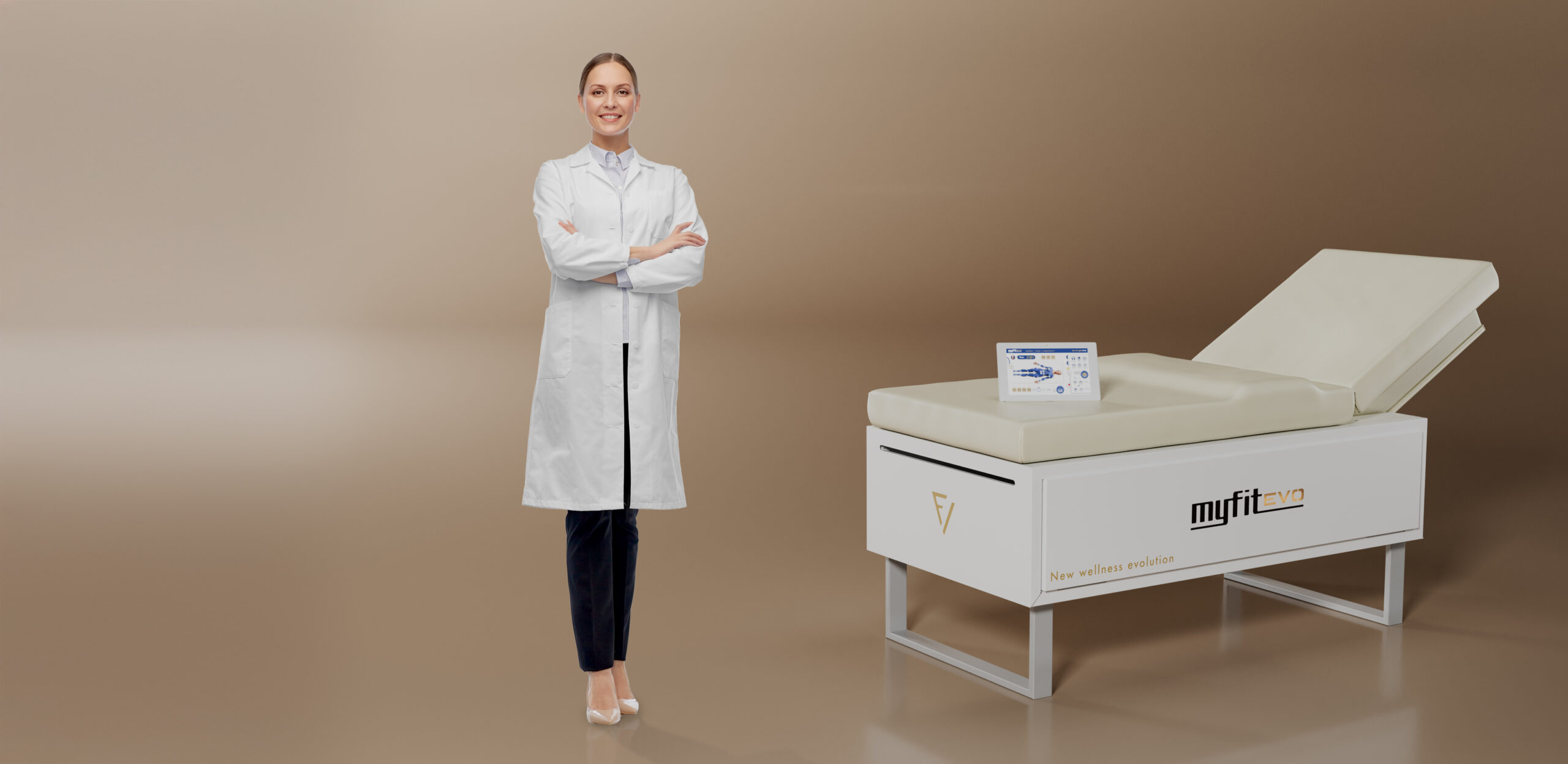 Donna durante seduta trattamento corpo con lettino MyFitEvo